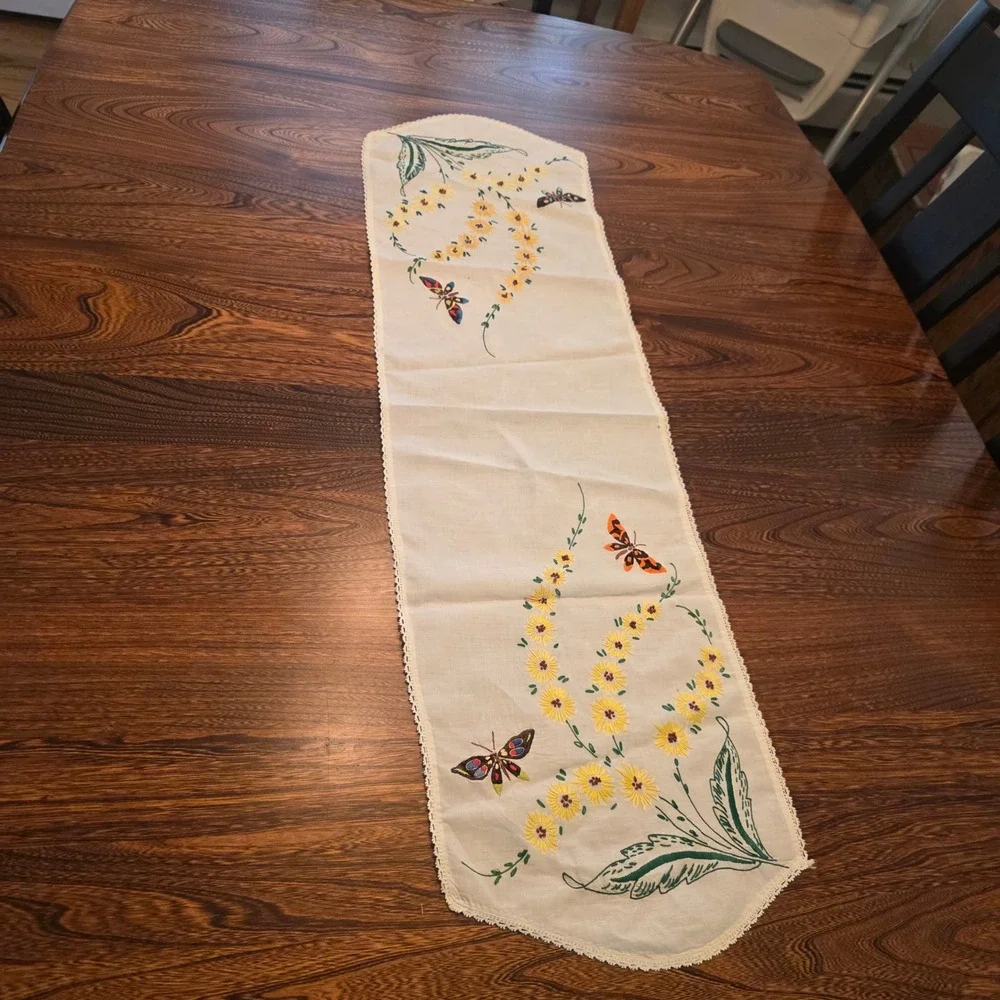Vintage Hand Embroidered Table Runner Yellow Daisy Butterfly Lace Trim 39x11